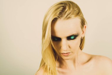 Makyaj yeşil gölgeler ile