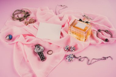 Pembe bir arka plan üzerinde çeşitli makyaj ürünleri