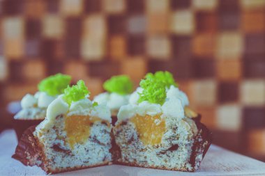 bir tepsi üzerinde pek çok güzel pastalar