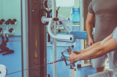 Spor salonunda vücut geliştirmeci