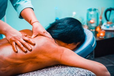 Spa'da masaj tedavisi