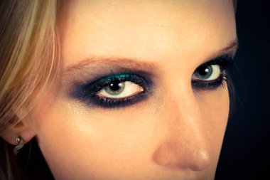 Yeşil gölgeli göz makyajı