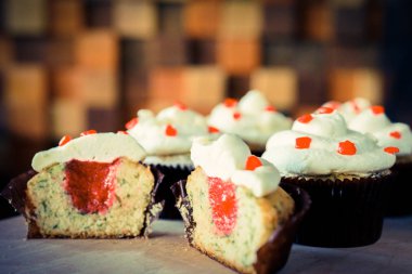 bir tepsi üzerinde pek çok güzel pastalar