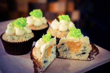 bir tepsi üzerinde pek çok güzel pastalar