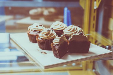 bir tepsi üzerinde pek çok güzel pastalar