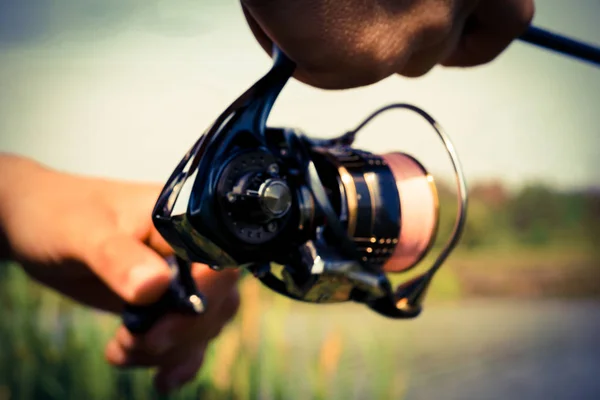 The fisherman is fishing on the lake — Stock Photo, Image