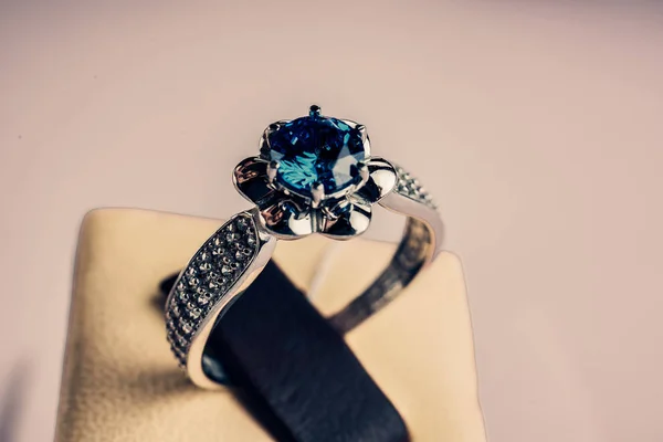 Vacker ring med stenar — Stockfoto