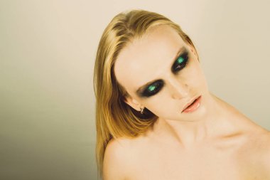 Makyaj yeşil gölgeler ile