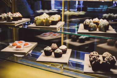 bir tepsi üzerinde pek çok güzel pastalar