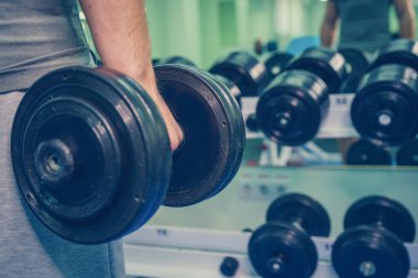 Spor salonunda vücut geliştirmeci