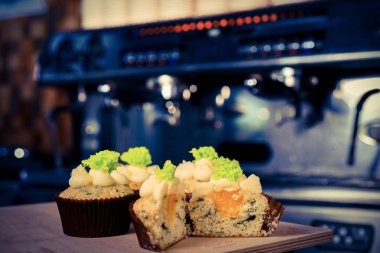 Kahve makinesi ve kafede capkake