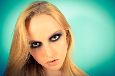 Yeşil gölgeli göz makyajı