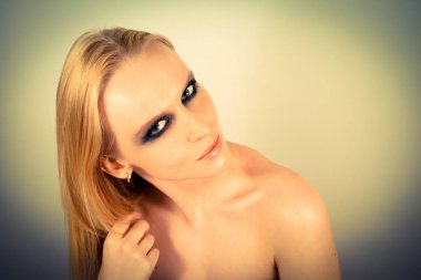 Makyaj yeşil gölgeler ile