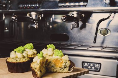 Kahve makinesi ve kafede capkake