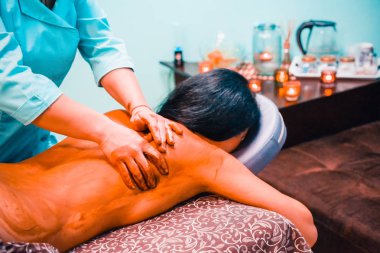 Spa salonunda çikolata masajı