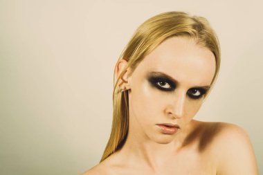 Makyaj yeşil gölgeler ile