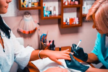 Rahat spa salonunda Manikür prosedürü