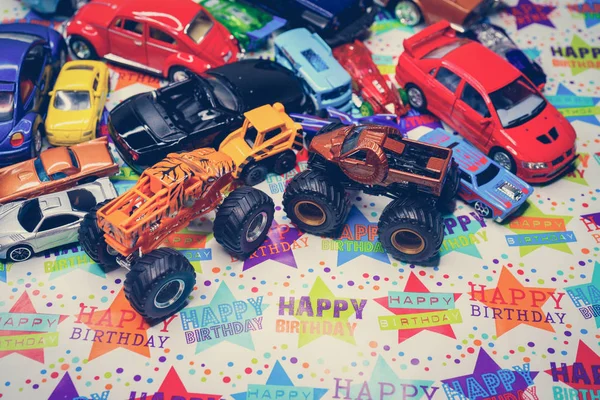 Leksak bilar födelsedagspresent — Stockfoto