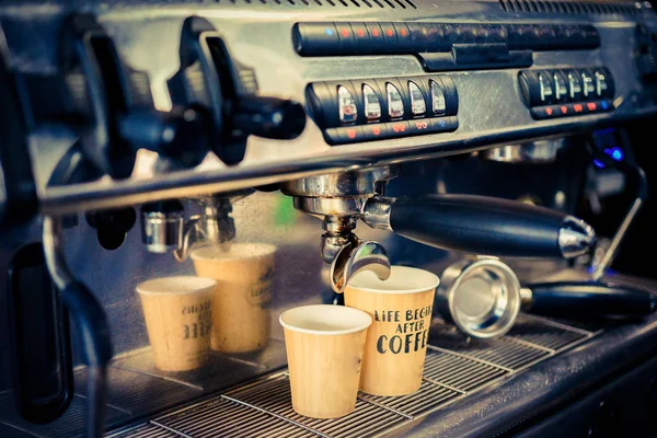 Kaffee Wird Einer Kaffeemaschine Zubereitet — Stockfoto