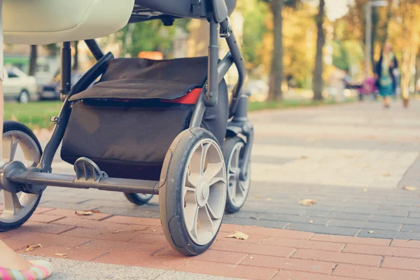 Wielen van een kinderwagen — Stockfoto