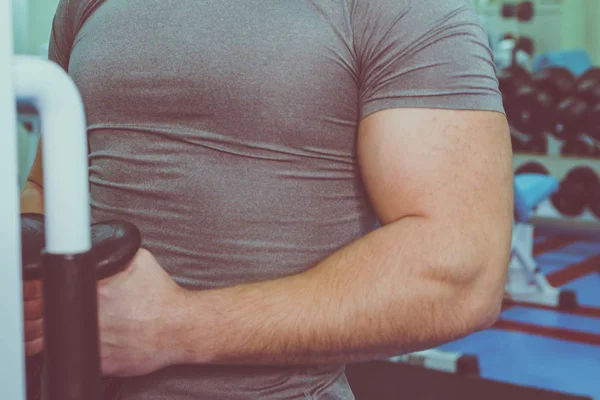 Spor salonunda vücut geliştirmeci