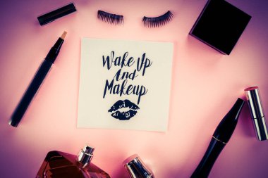 pembe bir arka plan üzerinde makyaj araçları