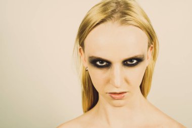 Makyaj yeşil gölgeler ile