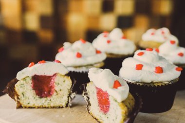 bir tepsi üzerinde pek çok güzel pastalar