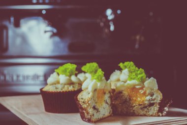 peynir ve salata ile cupcakes