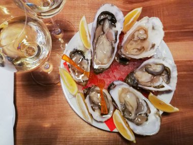 İstiridye masada şarap ile