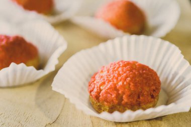 beyaz ambalaj pembe çerezleri