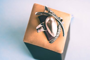 Güzel gümüş yüzük yakın