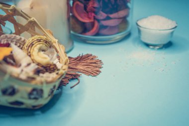 Arka plan spa kabukları mum ve tuz konu üzerinde