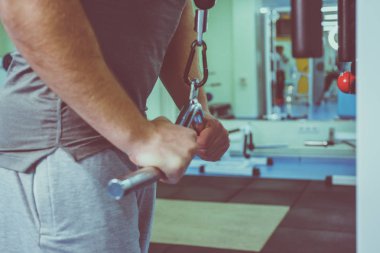 Spor salonunda vücut geliştirmeci