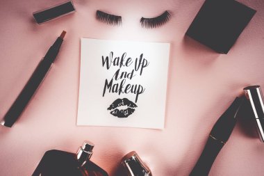 pembe bir arka plan üzerinde makyaj araçları