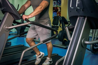 Spor salonunda vücut geliştirmeci