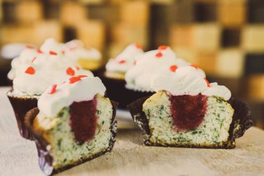 bir tepsi üzerinde pek çok güzel pastalar