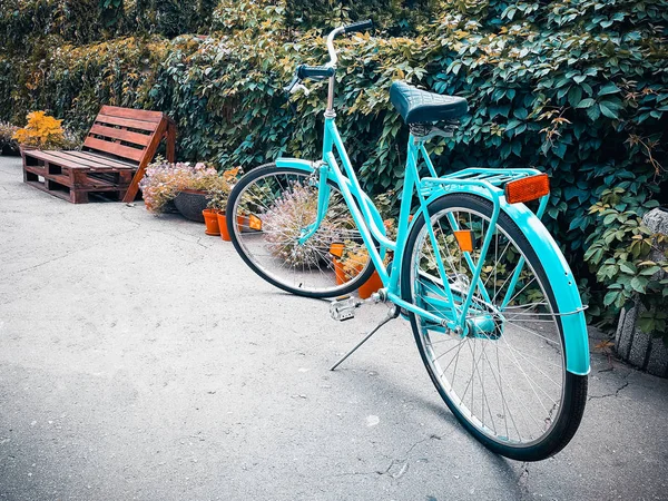 Яркий Бирюзовый Велосипед Улице — стоковое фото