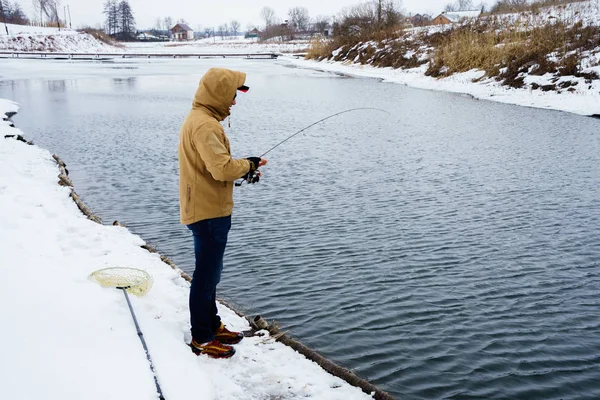 Giovane Uomo Pesca Sul Lago — Foto Stock