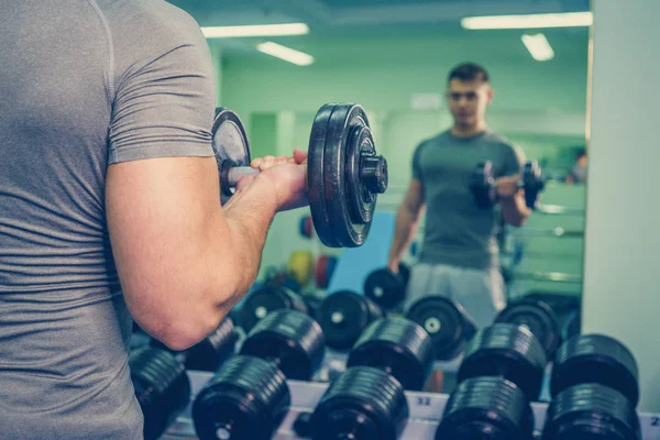 Spor salonunda vücut geliştirmeci