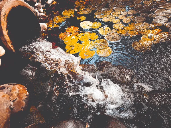 Vattenfall från en gammal vas — Stockfoto