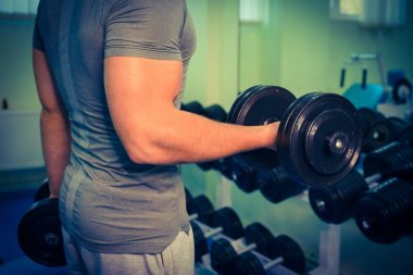 Spor salonunda vücut geliştirmeci