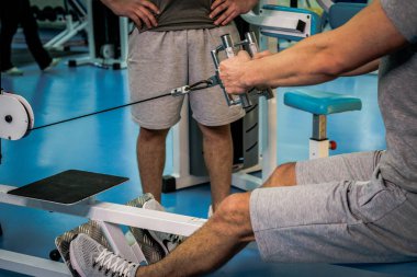 Spor salonunda vücut geliştirmeci