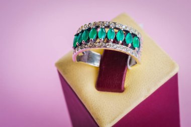 Güzel gümüş yüzük yakın