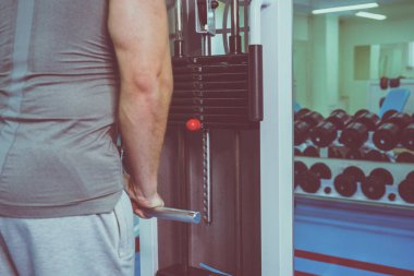 Spor salonunda vücut geliştirmeci
