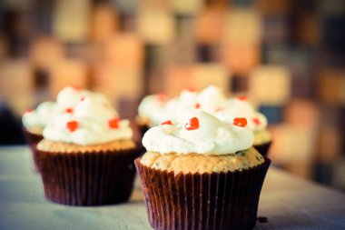 bir tepsi üzerinde pek çok güzel pastalar