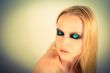 Makyaj yeşil gölgeler ile