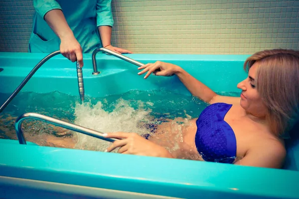 Mulher Loira Relaxando Salão Spa Durante Massagem Subaquática — Fotografia de Stock