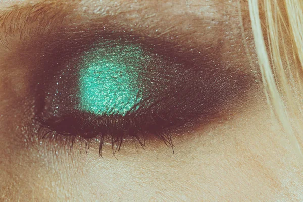 Maquillaje de ojos con sombras verdes — Foto de Stock