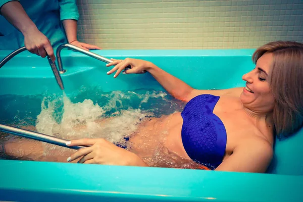 Donna Bionda Che Rilassa Nel Salone Spa Durante Massaggio Subacqueo — Foto Stock